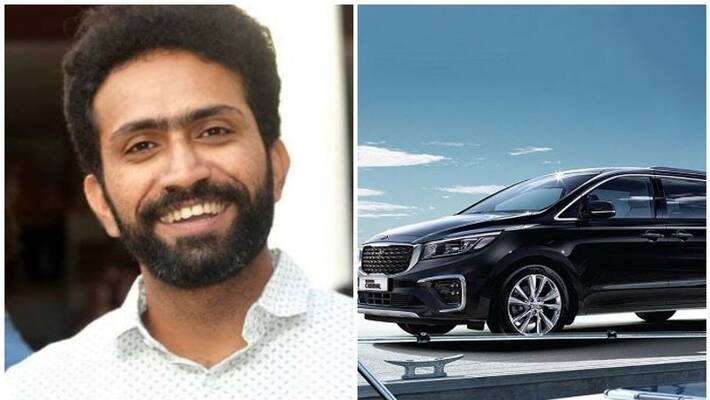 Actor Shine Tom Chacko Brought New Kia Carnival Actor Shine Tom Chacko Brought New Kia Carnival