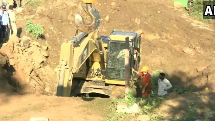 4 people dead after30 people fall into well for rescuing girl in Madhya Pradesh bsm 4 people dead after30 people fall into well for rescuing girl in Madhya Pradesh bsm