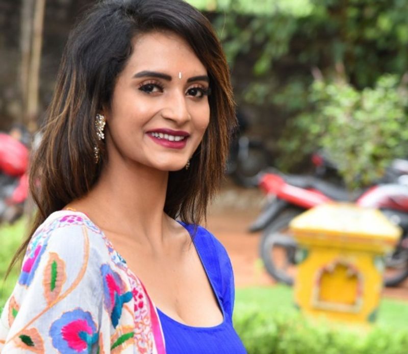 ఇండస్ట్రీలో వారసుల హవా కొనసాగుతూనే ఉంది. దర్శకులు, నిర్మాతలు, నటీనటుల పిల్లలు వారసత్వాన్ని కొనసాగించాలని ఉవ్విళ్లూరుతున్నారు. ఈ క్రమంలో చాలా మంది వారసులతో ఇండస్ట్రీ నిండిపోతోంది. 