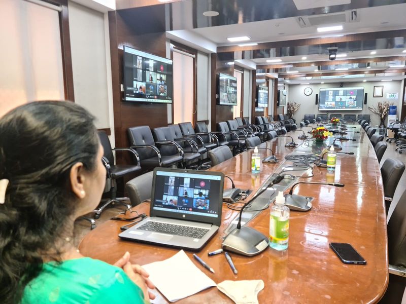 ಮಳೆಯಿಂದಾಗಲಿರುವ ಪೃಕತಿ ವಿಕೋಪಗಳ ಕುರಿತು, ಜಿಲ್ಲೆಯಲ್ಲಿನ ಕೋವಿಡ್ ನಿರ್ವಹಣೆ, ಮೂರನೇ ಅಲೆಗೆ ಜಿಲ್ಲೆ ನಡೆಸಿರುವ ತಯಾರಿಗಳು ಹಾಗೂ ಕೇಂದ್ರ ಪುರಸ್ಕೃತ ಯೋಜನೆಗಳ ಕುರಿತು ಚರ್ಚಿಸಿ ಮಾಹಿತಿ ಪಡೆದ ಕೇಂದ್ರ ಸಚಿವೆ