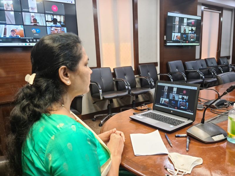 ಕ್ಷಣ ಕ್ಷಣದ ಮಾಹಿತಿ ನೀಡುವಂತೆ ಸೂಚಿಸಿದ್ದು, ಜನರ ಕಷ್ಟ ನಷ್ಟಗಳಿಗೆ ಧಾವಿಸುವ ಸಂದರ್ಭ ಒದಗಿಬಂದರೆ ಸೂಕ್ತ ವ್ಯವಸ್ಥೆ ಹೊಂದಿಸಿಕೊಳ್ಳುವಂತೆ ಸೂಚಿಸಿರುತ್ತಾರೆ. 