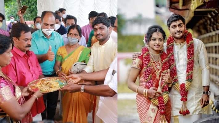 On the wedding day the bridegroom returns the gold he received as dowry On the wedding day the bridegroom returns the gold he received as dowry