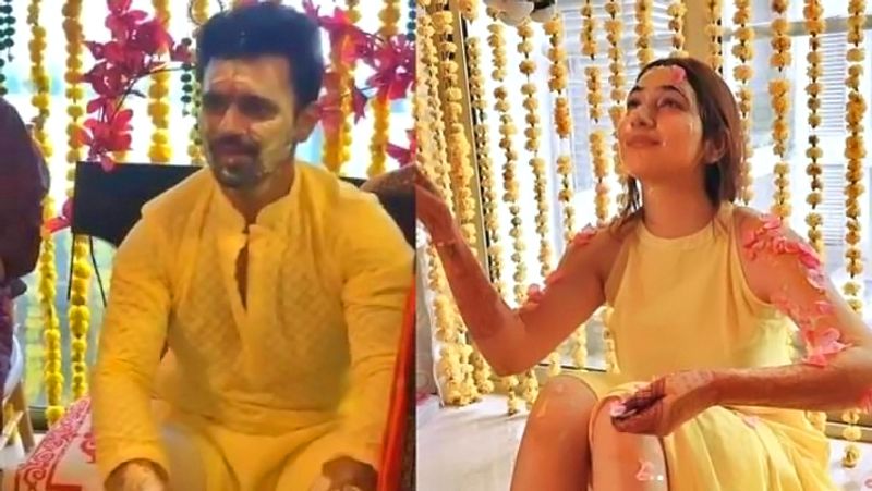 हल्दी सेरेमनी में दिशा परमार की सहेलियां उनके साथ थी। सभी ने मिलकर उन्हें हल्दी लगाई और फिर दिशा के साथ जमकर पोज दिए थे।