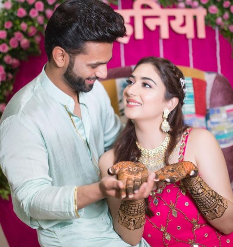 মামা অবশ্য সাফাই দিয়ে বলেছেন, 'জ্যাকেট নিতেই নাকি ভাগ্নের ঘরে বারবার উঁকি দিচ্ছিলেন তিনি'। কিন্তু মামাকে রাহুল বলেছেন, 'জ্যাকেট তো পরের দিন সকালেও নেওয়া যেত। আমাদের ঘুম ও ফুলশয্যা নষ্ট করার জন্য ধন্যবাদ'।