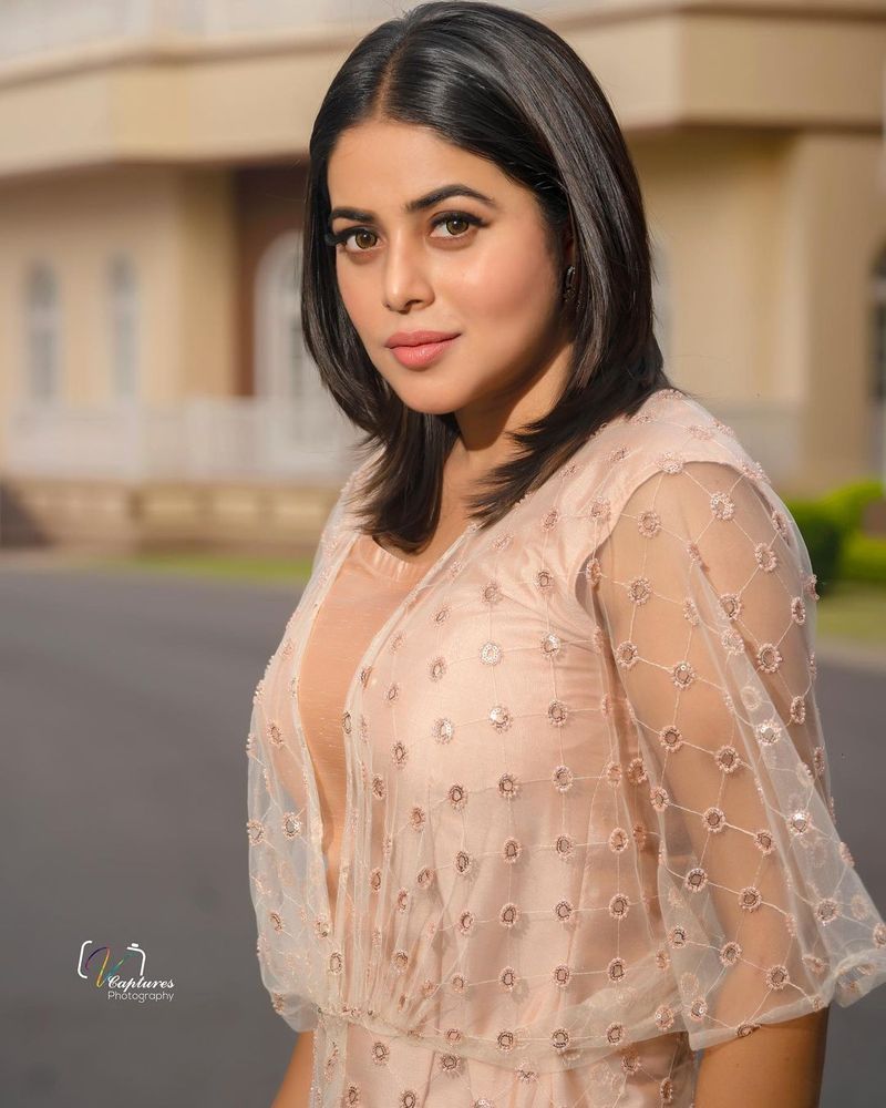 పూర్ణ తనదైన యాక్టింగ్తో సినిమాల్లో మెస్మరైజ్ చేసింది. పూర్ణ తాజాగా `ఢీ` షో కోసం హాట్ హాట్గా రెడీ అయ్యింది. మోకాళ్ల పైకున్న గౌనులో తెరచాటు అందాలతో మెస్మరైజ్ చేస్తుంది.
