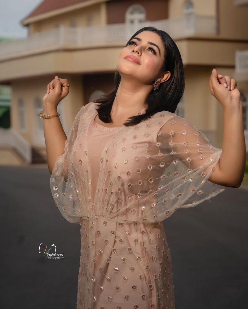 అయితే పూర్ణ పోజులు చూస్తుంటూ `జబర్దస్త్` యాంకర్ అనసూయ గుర్తుకొస్తుందట. అనసూయ `జబర్దస్త్` షో కోసం ఇలాంటి పోజులే ఇస్తుందని, పూర్ణ కూడా అదే ఫాలో అవుతుందా? అంటున్నారు నెటిజన్లు.