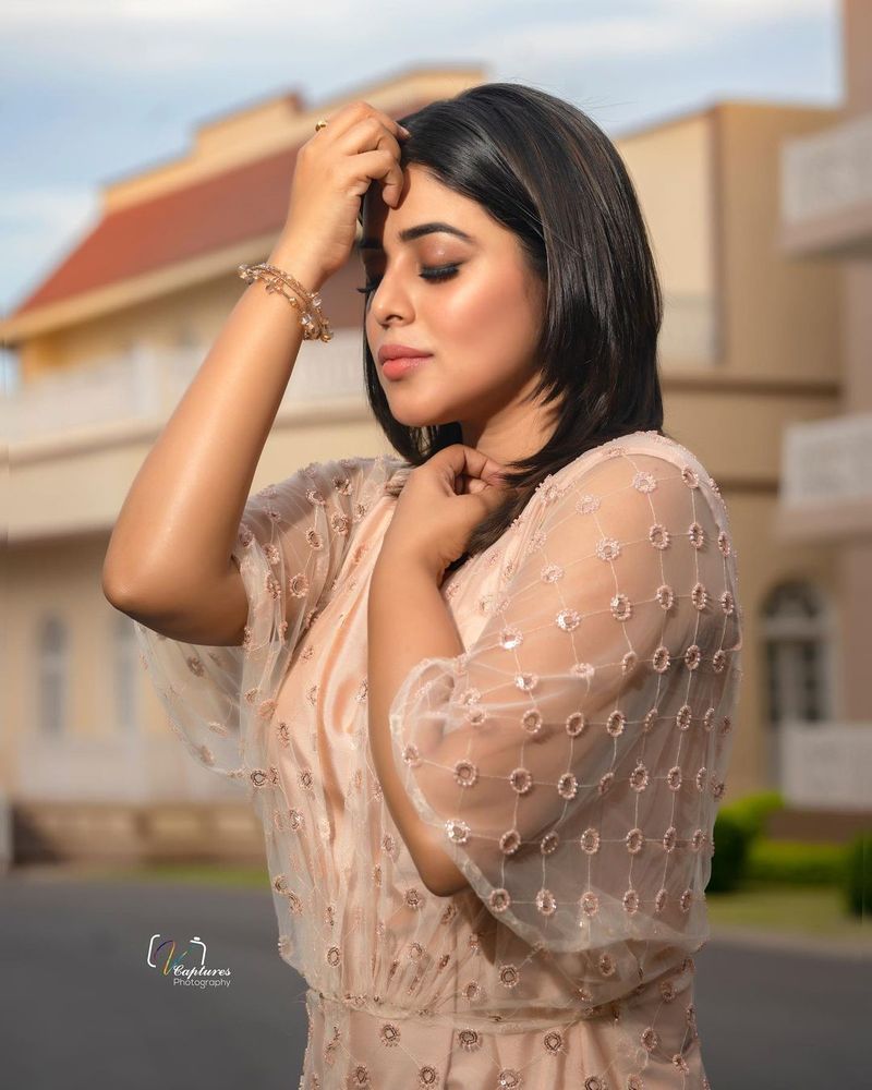 గ్లామర్ విషయంలో అనసూయకి పోటీనిస్తుందని చెప్పడంలో అతిశయోక్తి లేదు. అంతగా నెట్టింట తన హాట్ ఫోటోలతో గోల పెడుతుంది.