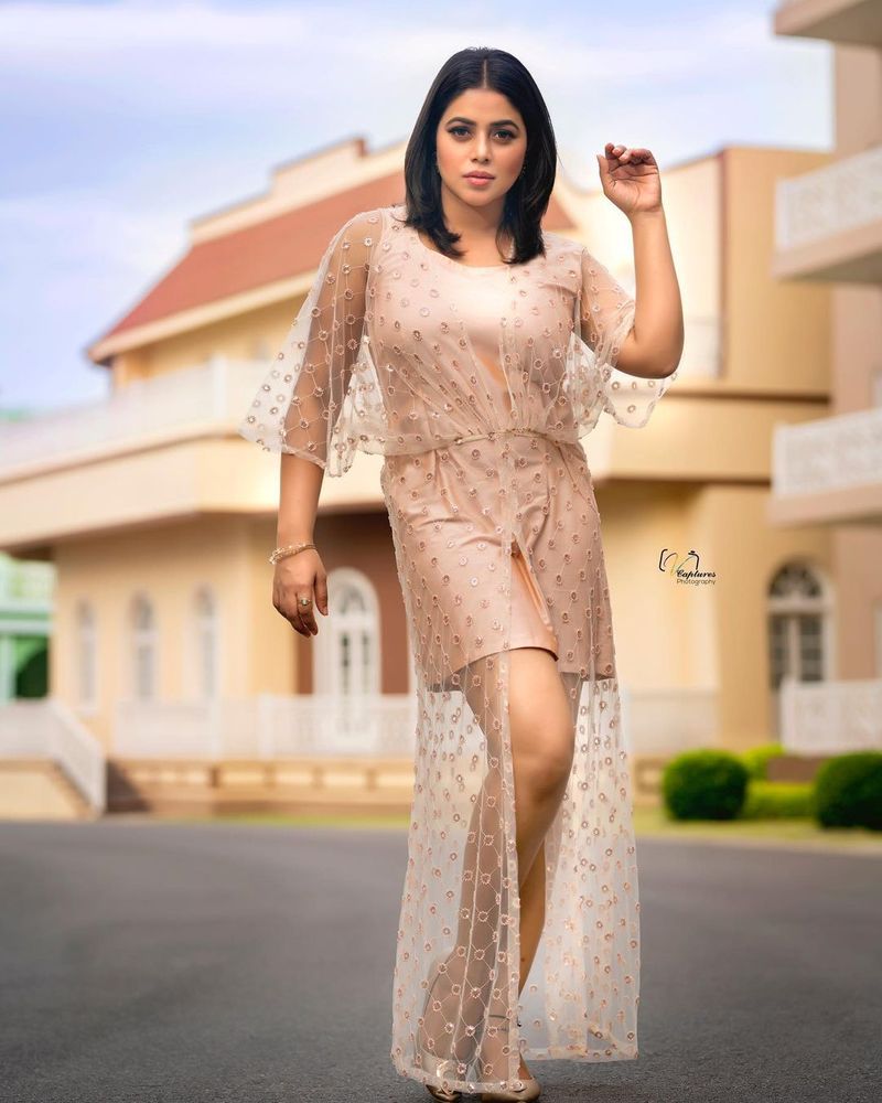 ప్రియమణి, పూర్ణలు సైతం రెచ్చిపోతున్నారు. ట్రెండీ వేర్లో గ్లామర్ ఫోటో షూట్లతో నెటిజన్లని ఫిదా చేస్తున్నారు.