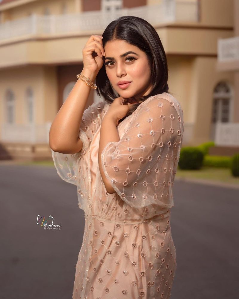 ఇక పూర్ణ హీరోయిన్గానూ రాణిస్తుంది. ఆమె ఓ మోస్తారు బడ్జెట్ చిత్రాల్లో నటిస్తూ తనకంటూ ఓ ప్రత్యేకమైన గుర్తింపు తెచ్చుకుంటోంది.