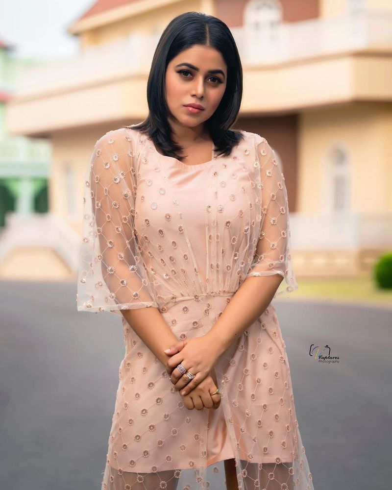తెలుగు, తమిళం, కన్నడ, మలయాళంలో కలిసి ఓ పది సినిమాల వరకు పూర్ణ చేతిలో ఉన్నాయంటే అతిశయోక్తి కాదు.