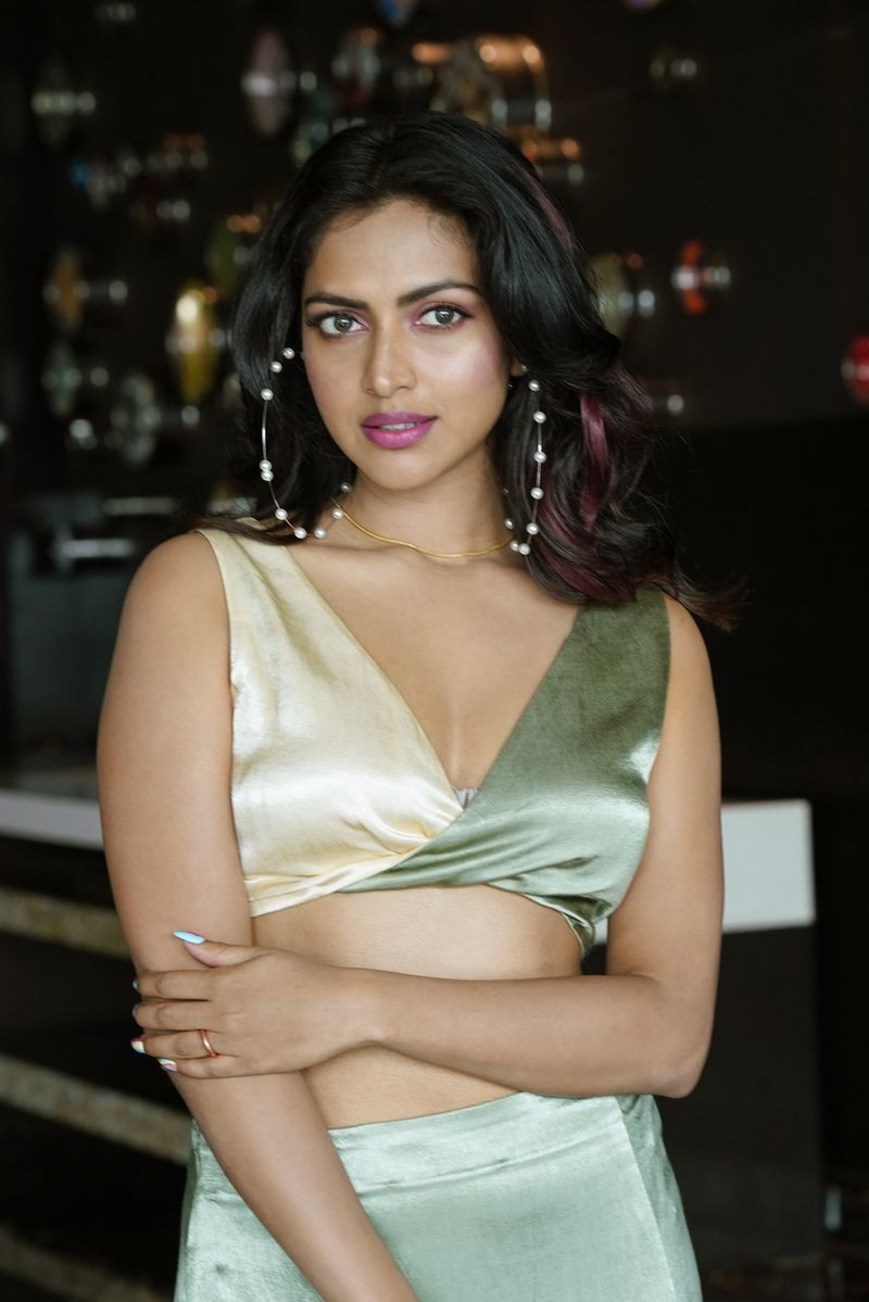 காதில் கொஞ்சம் கம்மல் மட்டும் ஓவர் பெருசு... இப்படி ஷாக் கொடுக்குறீங்களே அமலா பால் 