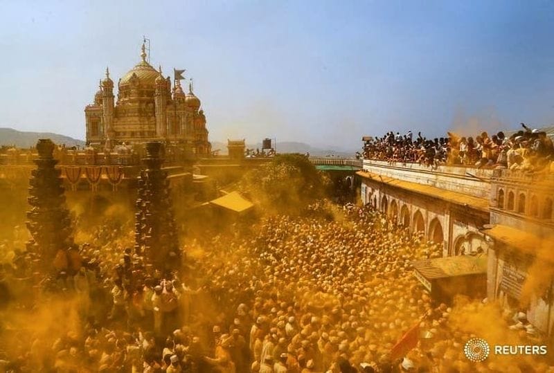 জেজুরির এক মন্দিরে, সোমবতী অমাবস্যার দিন খাণ্ডবদেবের উদ্দেশ্যে হলুদের গুঁড়ো নিবেদন করছেন ভক্তরা। ২০১৯ সালে এই ছবিটি তুলেছিলেন দানিশ।