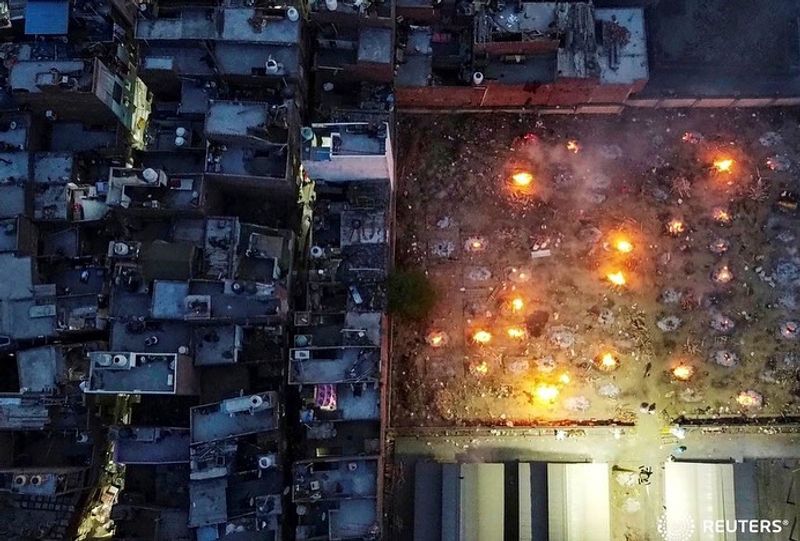 নয়াদিল্লির এক মাঠে, করোনাভাইরাস জনিত জটিলতায় মৃতদের গণ-শ্মশান। ছবিটি ২০২১ সালের ২২ এপ্রিল তোলা।
