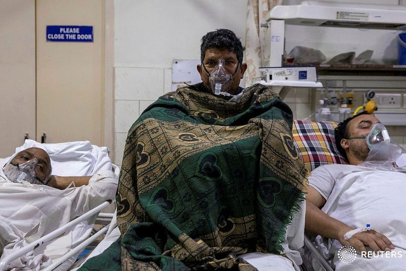 নয়াদিল্লিতে কোভিডের দ্বিতীয় তরঙ্গ চলাকালীন এক কোভিড -১৯ ওয়ার্ডের দৃশ্য। ছবিটি তোলা ২০২১ সালের ১৫ এপ্রিল।