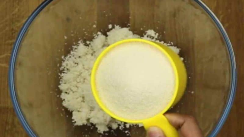 स्टेप- 3
ब्रेड क्रम्ब्स में एक कप रवा डालें। इसके बाद इसमें नमक और एक कप गाढ़ा दही भी मिलाकर अच्छे से मिक्स कर लें।
