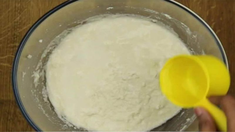 स्टेप- 4
इडली बैटर की तरह इसे तैयार करने के लिए आवश्यकतानुसार पानी डालें। याद रहे कि, बैटर के में थोड़ा-थोड़ा करके पानी डालें ताकि यह ज्यादा गीला ना जाए। 