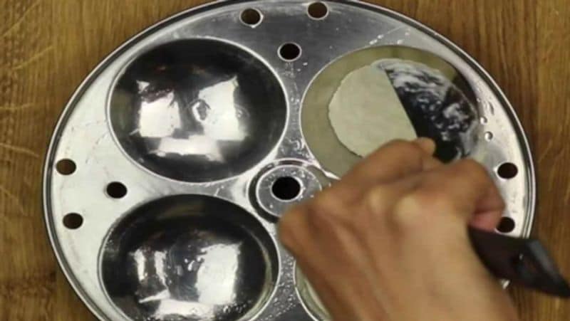 स्टेप-5
इडली को स्टीम करने से पहले बस इसमे चुटकीभर बेकिंग सोडा डालें और अच्छी तरह मिलाएं जब तक कि यह झागदार न हो जाए।