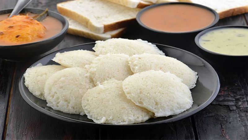 स्टेप- 7
इसे 5 मिनट के लिए आराम करने दें और फिर अनमोल्ड करें और नारियल की चटनी और सांभर के साथ गरमागरम परोसें।