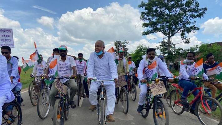 Congress Continuing protests against petrol price hike in Purulia bmm Congress Continuing protests against petrol price hike in Purulia bmm