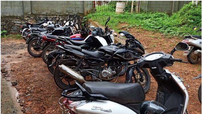 police seized 15 bikes in kozhikode for lockdown violation police seized 15 bikes in kozhikode for lockdown violation