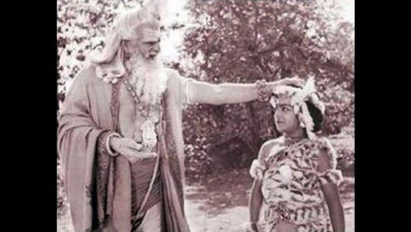 యంగ్ టైగర్ ఎన్టీఆర్ సైతం బాలనటుడిగా కెరీర్ని ప్రారంభించారు. ఆయన తాతగారు ఎన్టీఆర్ రూపొందించిన నటించిన `బ్రహ్మార్షి విశ్వమిత్ర` చిత్రంలో బాలనటుడిగా భరతగా నటించారు. ఆడియెన్స్ ని తొలి చిత్రంతోనే ఆకట్టుకున్నారు.
