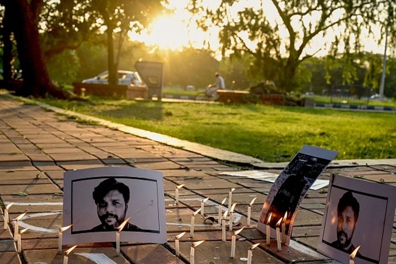 hপড়ন্ত বিকেলের আলোয় দানিশ সিদ্দিকিকে শেষ শ্রদ্ধা জানালো কলকাতার সাংবাদিক মহল।