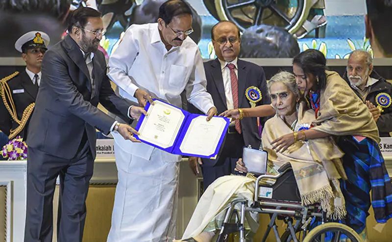 സുരേഖ സിക്രിക്ക് 1988-ലെ തമസ്, 1995-ലെ മാമ്മോ 2011-ലെ ബധായി ഹോ തുടങ്ങിയ സിനിമകളിലൂടെ മികച്ച സഹ നടിക്കുള്ള ദേശീയ പുരസ്കാരങ്ങള് ലഭിച്ചിട്ടുണ്ട്.
കൊവിഡ് മഹാമാരിയുടെ രണ്ടാംവരവിന്റെ ഈ കാലത്ത്, എല്ലാവരും മാസ്ക് ധരിച്ചും സാനിറ്റൈസ് ചെയ്തും സാമൂഹ്യ അകലം പാലിച്ചും വാക്സിന് എടുത്തും പ്രതിരോധത്തിന് തയ്യാറാവണമെന്ന് ഏഷ്യാനെറ്റ് ന്യൂസ് അഭ്യര്ത്ഥിക്കുന്നു. ഒന്നിച്ച് നിന്നാല് നമുക്കീ മഹാമാരിയെ തോല്പ്പിക്കാനാവും. #BreakTheChain #ANCares #IndiaFightsCorona.