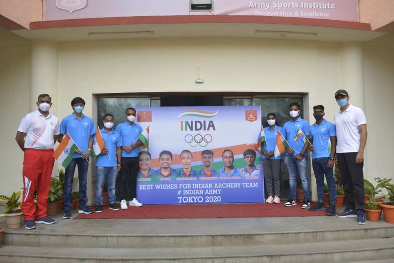 టోక్యో ఒలింపిక్స్కి బయలుదేరి వెళ్లేందుకు ఢిల్లీ విమానాశ్రయానికి చేరుకుంటున్న భారత అథ్లెట్ల బృందం...