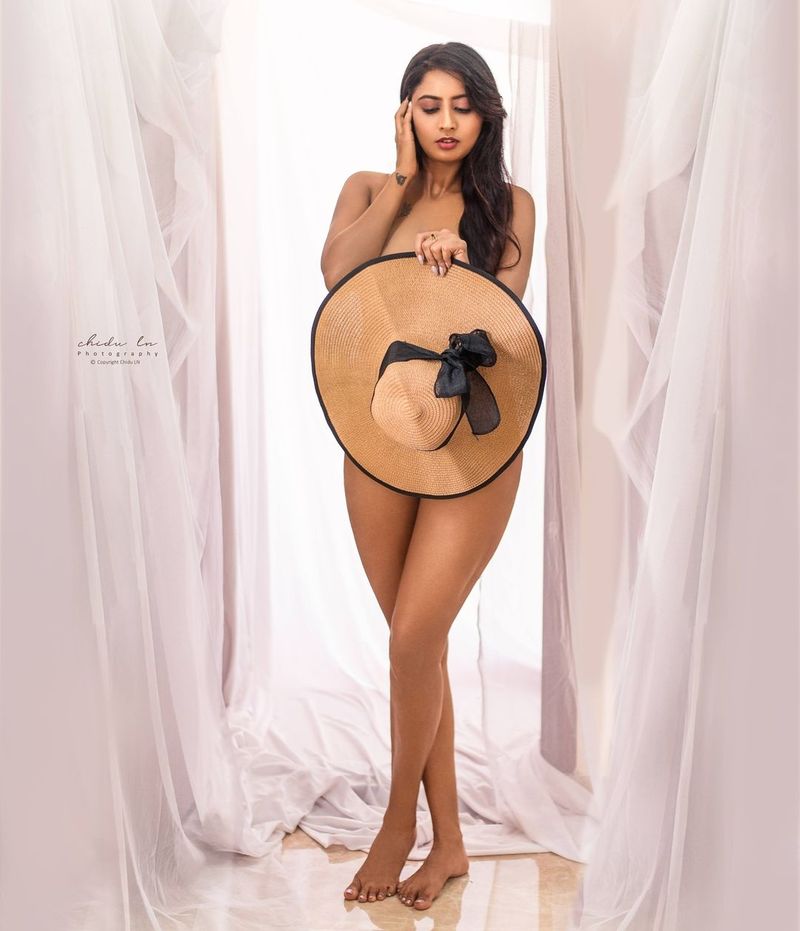 இதில் அம்மன் சீரியலில் பவித்ரா கௌடா என்பவர் நாயகியாக நடித்து வருகிறார். அவருடன் அமல்ஜித், ஜெனிஃபர்,அவினாஷ் உள்ளிடோருடன் கன்னட நடிகையான சுபா ரக்ஷா என்பவரும் நடித்துவருகிறார். 