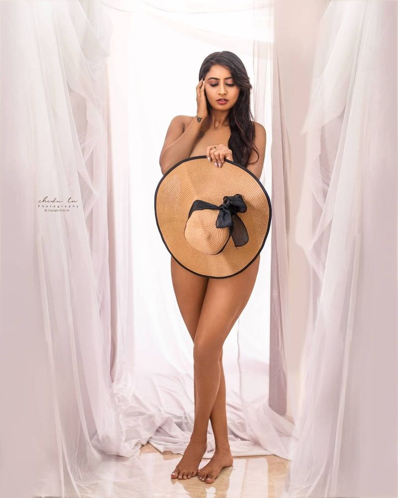 கையில் ஒரு பெரிய தொப்பியை வைத்து காட்டக்கூடாது இடங்களை மறைந்திருந்தாலும், அதீத கவர்ச்சியுடன் தோன்றும் இந்த போட்டோ ஷூட் ரசிகர்களை சற்றே அதிர்ச்சி அடைய வைத்துள்ளது. 