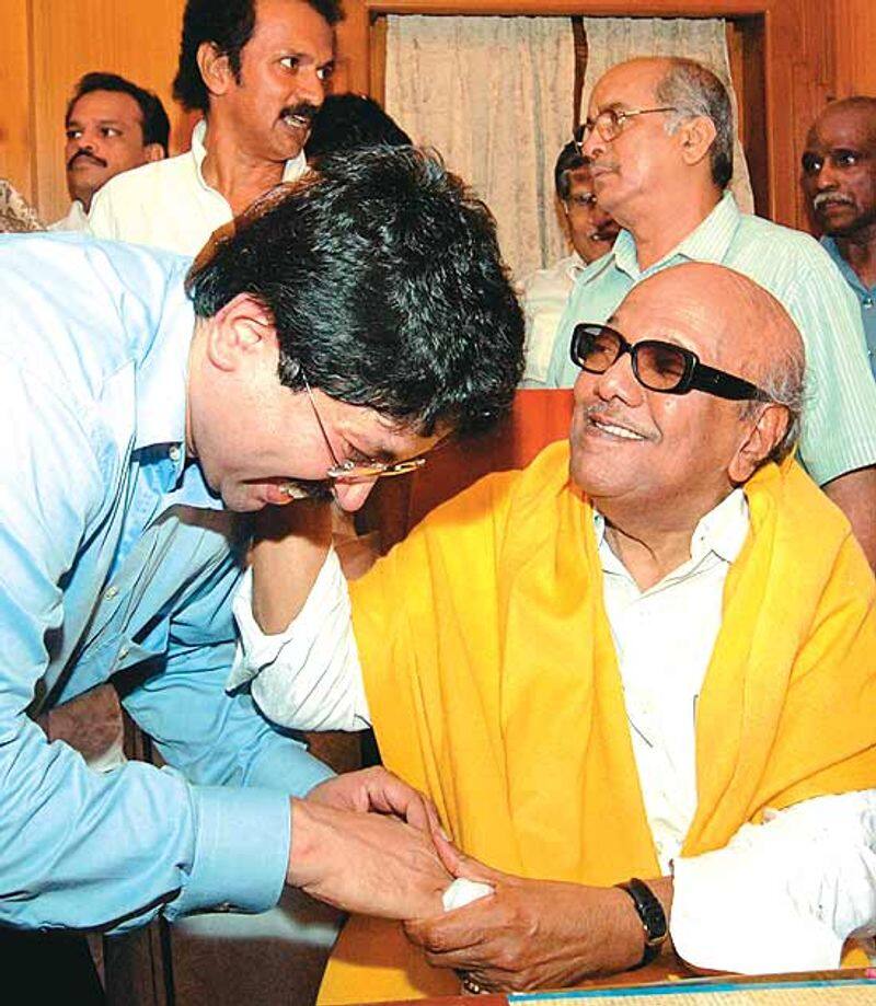 Karunanidhi is the one who sowed the seeds of caste politics ... the famous writer who beats