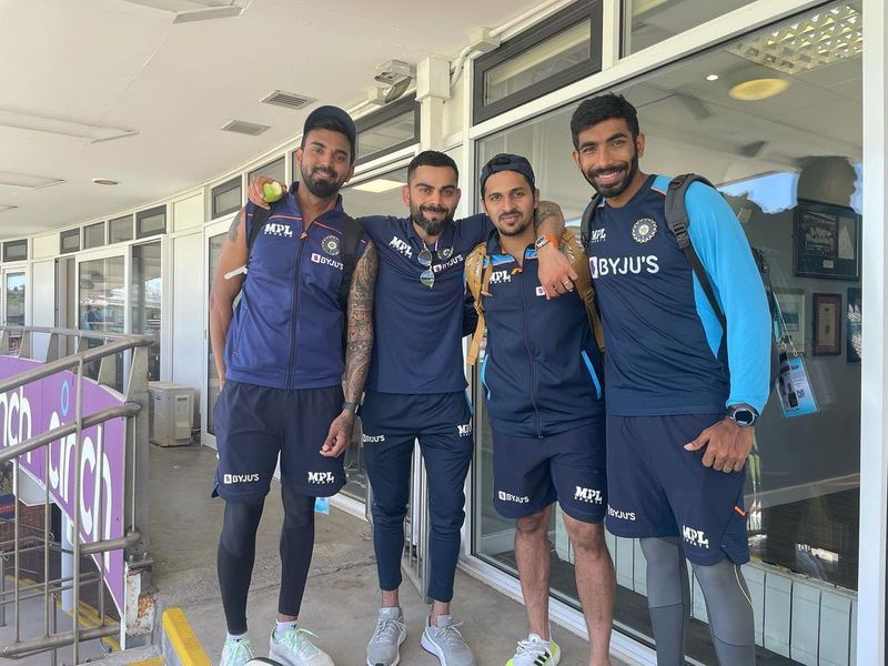 భారత సారథి విరాట్ కోహ్లీ కూడా కెఎల్ రాహుల్, శార్దూల్ ఠాకూర్, జస్ప్రిత్ బుమ్రాలతో కలిసి దిగిన ఫోటోను పోస్టు చేసి... ‘తిరిగి ఇండియా జెర్సీలోకి’ అంటూ కాప్షన్ ఇచ్చాడు...