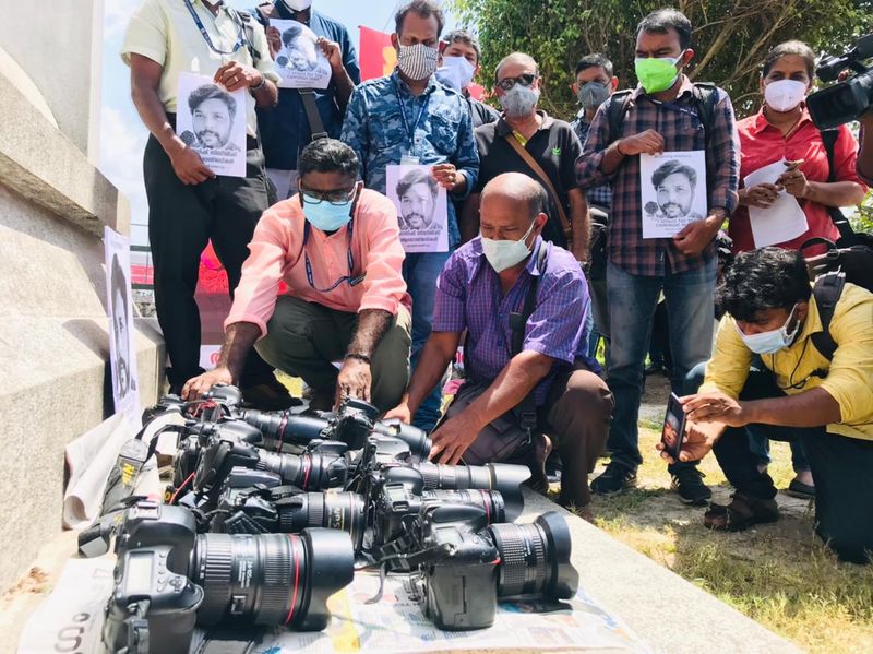 വിവിധ മാധ്യമസ്ഥാപനങ്ങളിലെ ഫോട്ടോജേര്ണലിസ്റ്റുകളായ രാജേഷ് രാജേന്ദ്രൻ , ദീപക് പ്രസാദ് , അജയ് മധു , രാഖി യുഎസ് , ശിവജി , ഗോപൻ കൃഷ്ണ, നോയല് , ജി ബിനുലാല്, കെ. നാരായണന് , ജി പ്രമോദ് എന്നിവര് പങ്കെടുത്തു.
കൊവിഡ് മഹാമാരിയുടെ രണ്ടാംവരവിന്റെ ഈ കാലത്ത്, എല്ലാവരും മാസ്ക് ധരിച്ചും സാനിറ്റൈസ് ചെയ്തും സാമൂഹ്യ അകലം പാലിച്ചും വാക്സിന് എടുത്തും പ്രതിരോധത്തിന് തയ്യാറാവണമെന്ന് ഏഷ്യാനെറ്റ് ന്യൂസ് അഭ്യര്ത്ഥിക്കുന്നു. ഒന്നിച്ച് നിന്നാല് നമുക്ക് ഈ മഹാമാരിയെ തോല്പ്പിക്കാനാവും. #BreakTheChain #ANCares #IndiaFightsCorona
