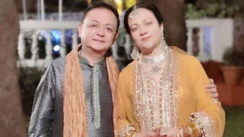कई सुपरहिट फिल्मों में काम करने वाली मंदाकिनी पिछले 25 साल से इंडस्ट्री से गायब है। फिर फिल्में नहीं मिलने के कारण मंदाकिनी ने गाना शुरू कर दिया। 