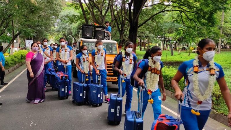 बेंगलुरू SAI सेंटर से दिल्ली के लिए रवाना होती महिला हॉकी टीम।