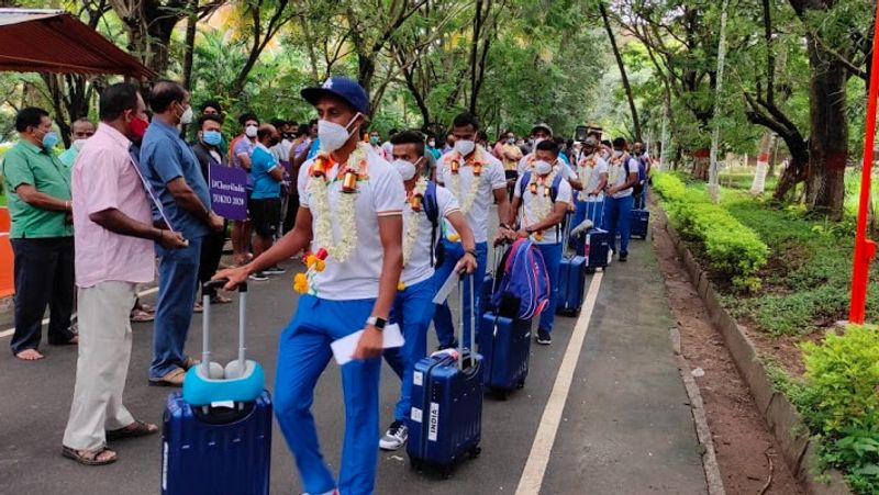 बेंगलुरू SAI सेंटर से दिल्ली के लिए रवाना होती पुरुष हॉकी टीम।