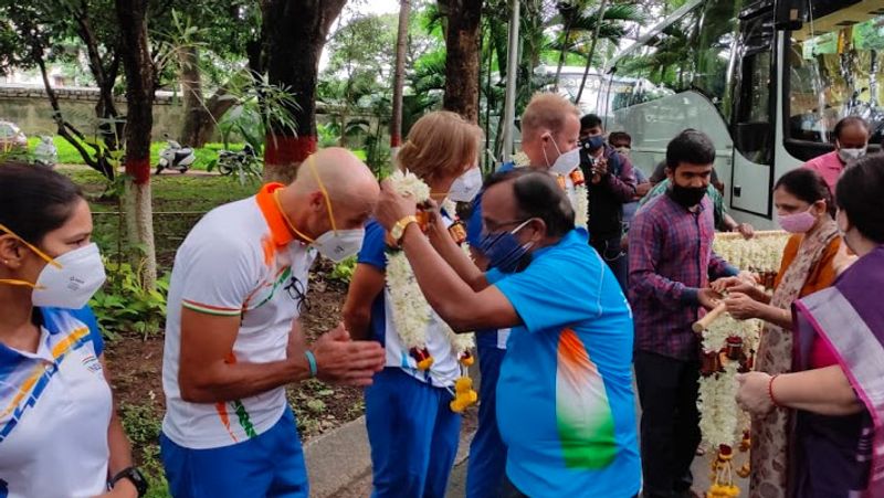खिलाड़ियो और मेंबर का माला पहनाकर स्वागत किया गया। 