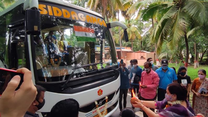 इंडियन टीम के रवाना होने से पहले बस की भी पूजा की गई। 