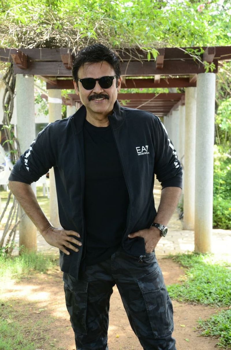 తన కెరీర్ బిగినింగ్లో ఎమోషనల్ సీన్లలో తాను ఏడుస్తుంటే జనాలు కామెంట్లు చేసేవాళ్లట. అపండ్రా అంటూ సెటైర్లు వేసేవారని, ఆ ఏడుపేదో కెమెరా ముందు ఏడవమని అనేవారట. అలా కెమెరా ముందు ఏడ్వడం స్టార్ట్ చేశాకని వాటికి ఆడియెన్స్ బాగా కనెక్ట్ అయ్యారని చెప్పారు వెంకీ. అంతేకాదు ఇప్పుడు `నారప్ప`లోనూ ఎమోషనల్ సీన్లు ఉన్నాయని కచ్చితంగా వాటికి ఏడుస్తారని తెలిపారు.