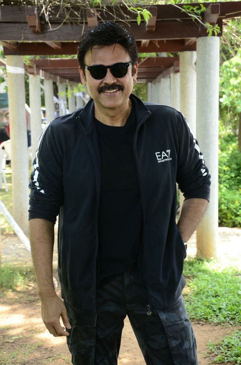 ఇప్పుడు ఓటీటీ డామినేషన్ పెరిగిందని, వాటికి తగ్గట్టుగా మనం కూడా మారాల్సి వచ్చిందన్నారు. అయితే థియేటర్లు ఓపెన్ అయితే మళ్లీ ఓటీటీ హవా తగ్గుతుందన్నారు. ఇటీవల కాలంలో డిఫరెంట్ కథలు వస్తున్నప్పటికీ తన వద్దకు రావడం లేదని, ఈ ఏజ్లో కథల ఎంపిక చాలా ఛాలెంజింగ్గానే ఉంటుందని, కొన్ని సమయాల్లో వరుసగా కథలొస్తుంటాయి. కొన్నిసార్లు ఖాళీగా ఉండాల్సి వస్తుందన్నారు. ఇది సర్వసాధారణమే అని చెప్పాడు వెంకటేష్.