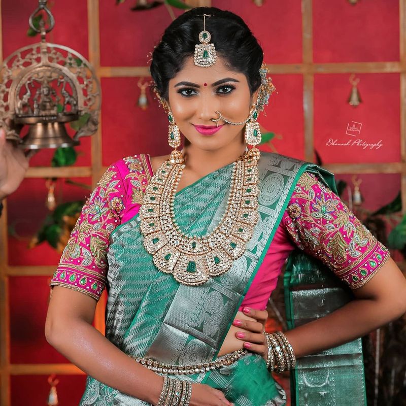 என்ன தான் நெகட்டிவ் கமெண்ட் போட்டு கலாய்க்கு ஹேட்டர்ஸ் அதிகமாக இருந்தாலும், தன்னைப் புகழ்ந்து தள்ளும் ரசிகர்களுக்காக ரக ரகமாய் போட்டோ ஷூட் எடுத்து தள்ளுகிறார். 