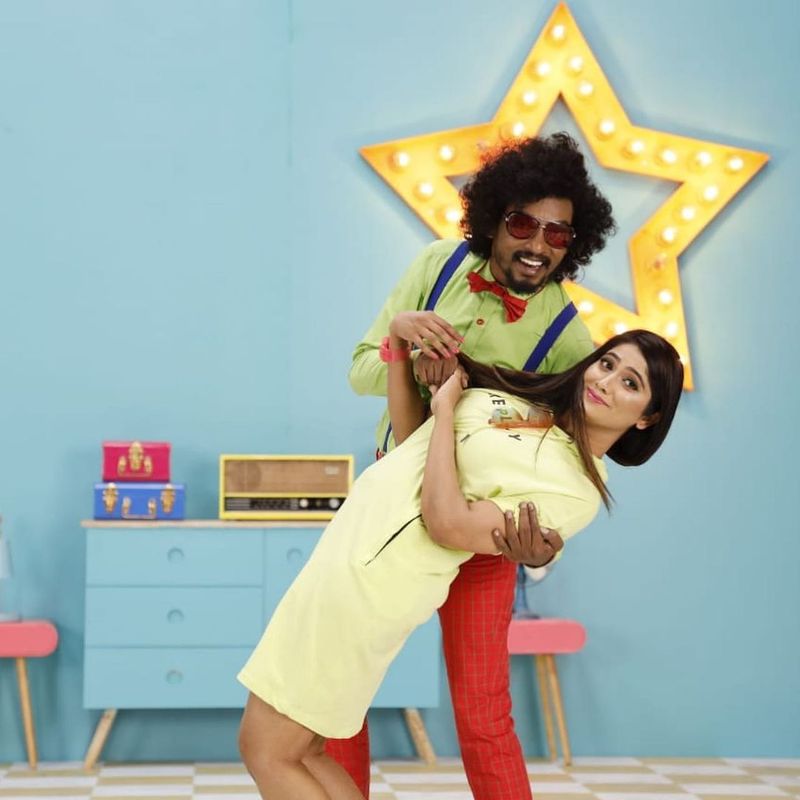 தற்போது விஜய் தொலைக்காட்சியில் ஒளிபரப்பாகி வரும் பிபி ஜோடிகள் நிகழ்ச்சியில் பங்கேற்றுள்ள ஜூலி, அங்கு விதவிதமான கெட்டப்புகளில் எடுக்கப்படும் போட்டோக்களையும் சோசியல் மீடியாவில் பகிர்ந்து வருகிறார். 