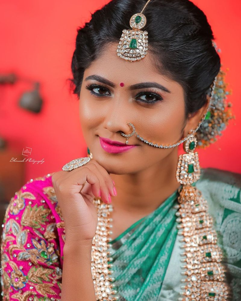 தற்போது பச்சை நிற பட்டுப்புடவை, பேக்ரவுண்டில் மயில் தொகை, பச்சை வண்ணத்தில் நகைகள் என மணப்பெண் கெட்டப்பில் போட்டோ ஷூட் நடத்தியுள்ளார். 