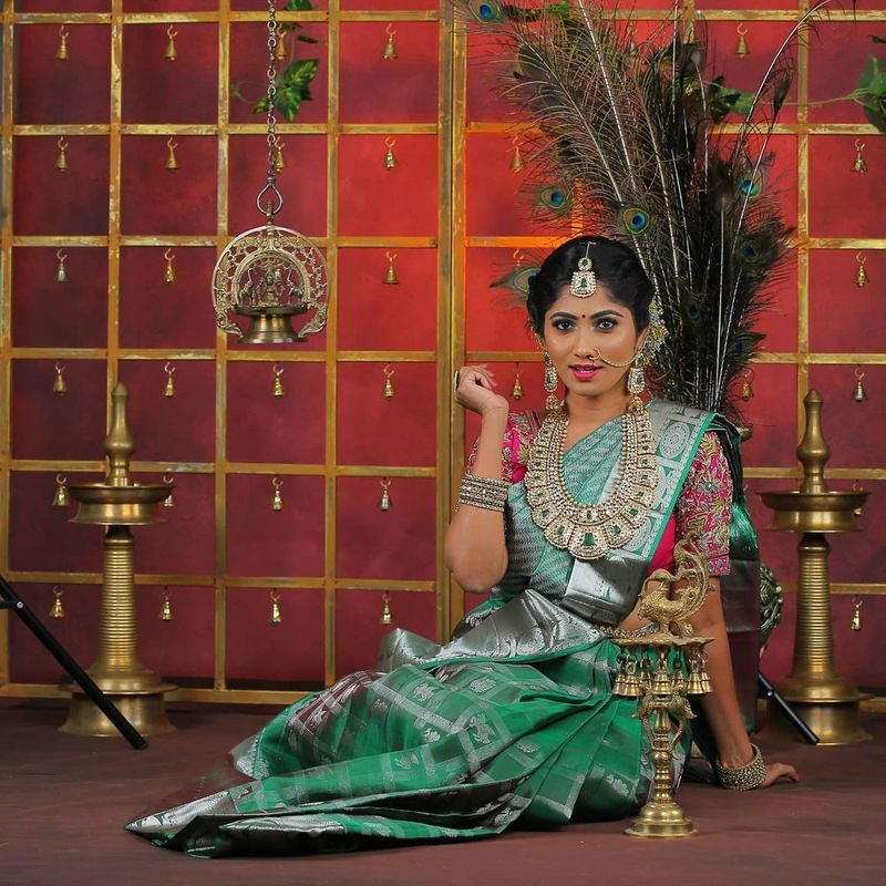 இதை பார்க்கும் சிலரோ என்ன ஜூலி ஆடி மாச ஸ்பெஷல் போட்டோ ஷூட்டா என கலாய்த்தாலும், ஆசை ஆசையாய் கமெண்ட் அழகை வர்ணித்து கமெண்ட் செய்யும் ரசிகர்களும் அதிகரித்து வருகிறார்கள். 