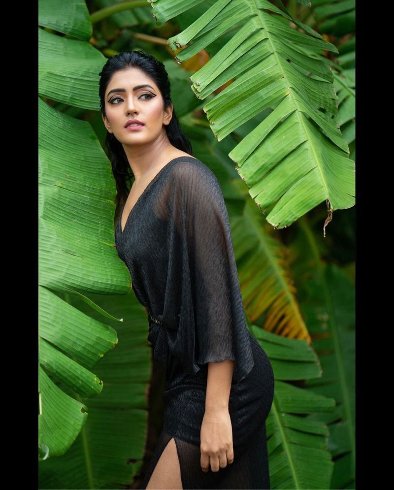 ఈ సందర్భంగా ఈషా రెబ్బా ఓ అదిరిపోయే పోస్ట్ పెట్టింది. `ఒకటి ప్రకృతి, మరోటి సోల్` అని పేర్కొంది. ప్రకృతితో ఈ అమ్మడి తన్మయత్వం చెందుతుందని చెబుతుంది.