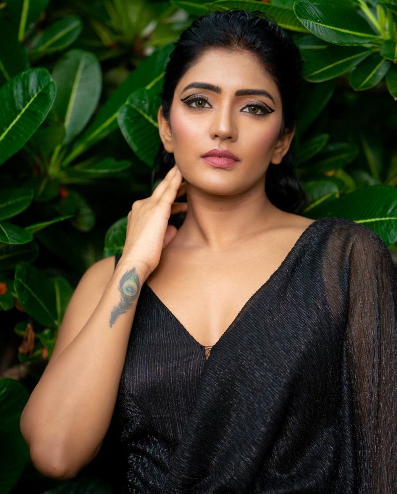 ఈషా రెబ్బా టాలీవుడ్లో హీరోయిన్గా సత్తా చాటుతుంది. అద్భుతమైన నటన చూపించడంలో తాను నిరూపించుకుంది. అవకాశం వస్తే నటన పరంగా, గ్లామర్ పరంగా తానేంటో చూపించేందుకు రెడీగా ఉంది.
