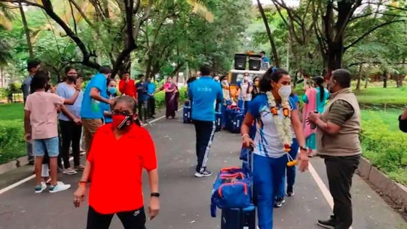 ভারতীয় অলিম্পিক অ্যাসোসিয়েশনের সভাপতি নরিন্দর বাত্রা গত পাঁচ বছরে এবং বিশেষত মহামারীকালীন সময়ে উভয় হকি দলই দুর্দান্ত পারফরম্যান্সের জন্য সাই বেঙ্গালরুকে ধন্যবাদ জানান। হকি উভয় দলকে আন্তরিক অভিনন্দন এবং শুভেচ্ছা জানান।
