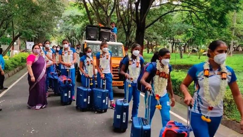 বেঙ্গালুরু সাই থেকে দিল্লি যাচ্ছেন ভারতীয় মহিলা হকি দল ও সাপোর্টিং স্টাফরা।