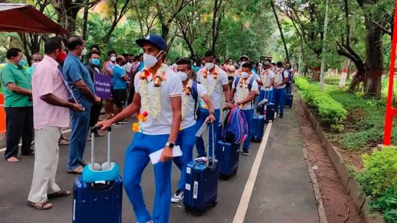 ভারতীয় পুরুষ দল এবার পদক জয়ের অন্যতম দাবিদার। তারাও রওনা হলেন দিল্লি ও তারপর সেখান থেকে টোকিওর উদ্দেশ্যে।