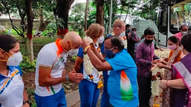 হকি দলের প্লেয়ার সহ সকলকে মালা পরিয়ে বরণ করা হয় ওসকলের সাফল্য কামনা করা হয়।